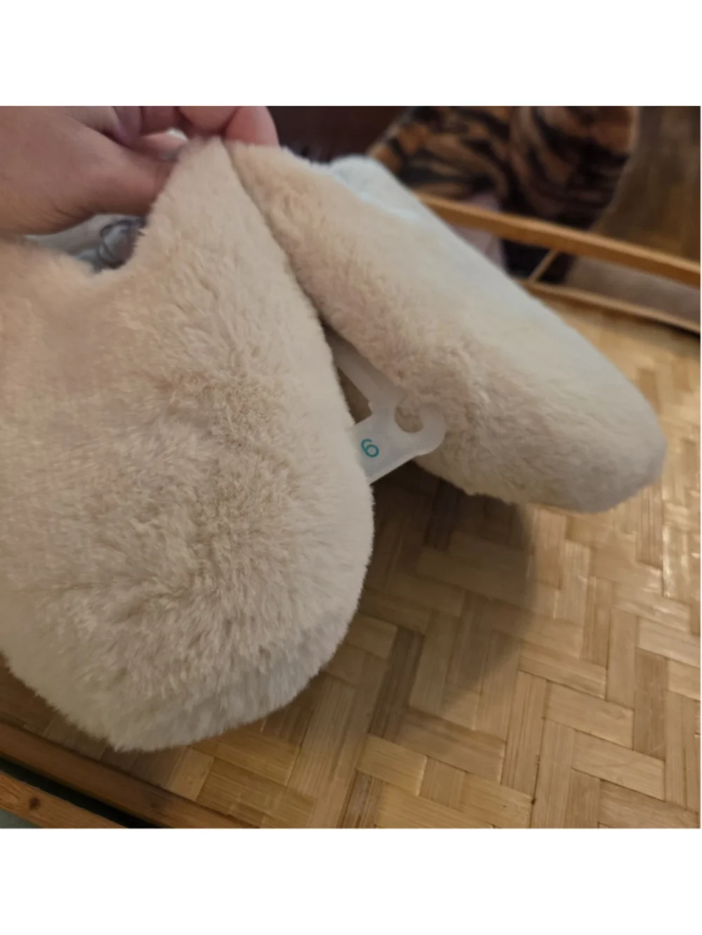 Universal Thread Women's Cream Fuzzy Slip-On Closed Toe Slippers Size 9 - Picture 5 of 10